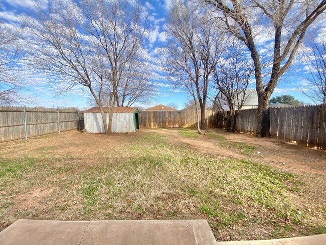 Building Photo - 3 bed 1 bath now available in southeast Lubbock