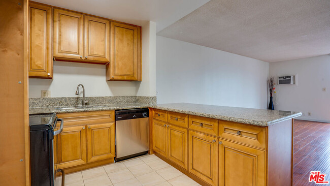 Building Photo - 425 S Kenmore Ave