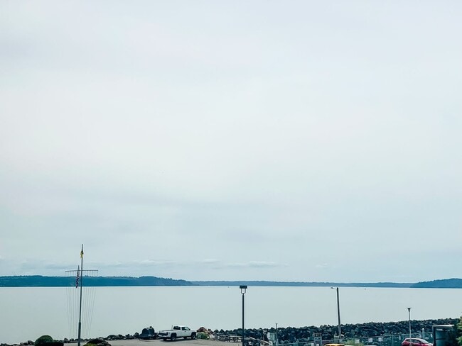 Building Photo - MARINER MANOR IS A PEACEFUL SOUND VIEW CONDO