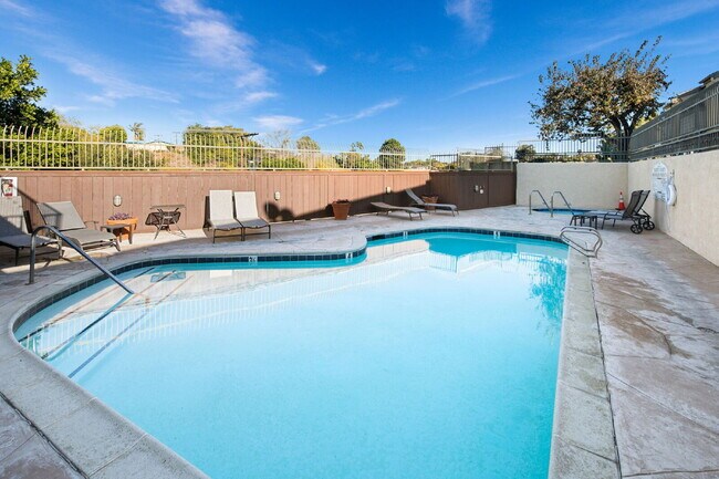Building Photo - 3BR/2BA Condo with Vaulted Ceilings, Close Proximity to UCSD and Medical Centers! Available APRIL...