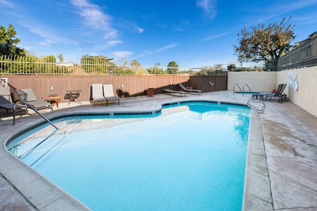 Building Photo - Fully Furnished 3BR/2BA Condo with Vaulted Ceilings, Close Proximity to UCSD and Medical Centers!...