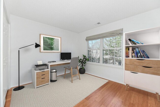 Building Photo - 19 Cottonwood St