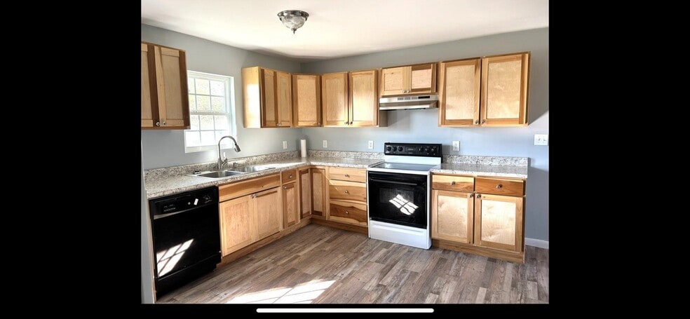 Building Photo - 136 Golf Dr SE
