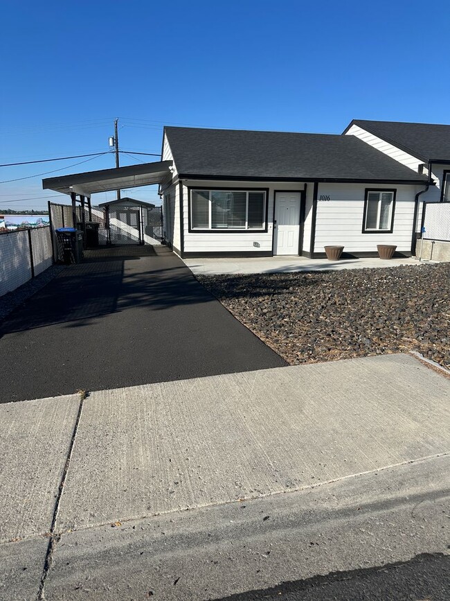 Primary Photo - Recently Remodeled, Large 1 bedroom Duplex