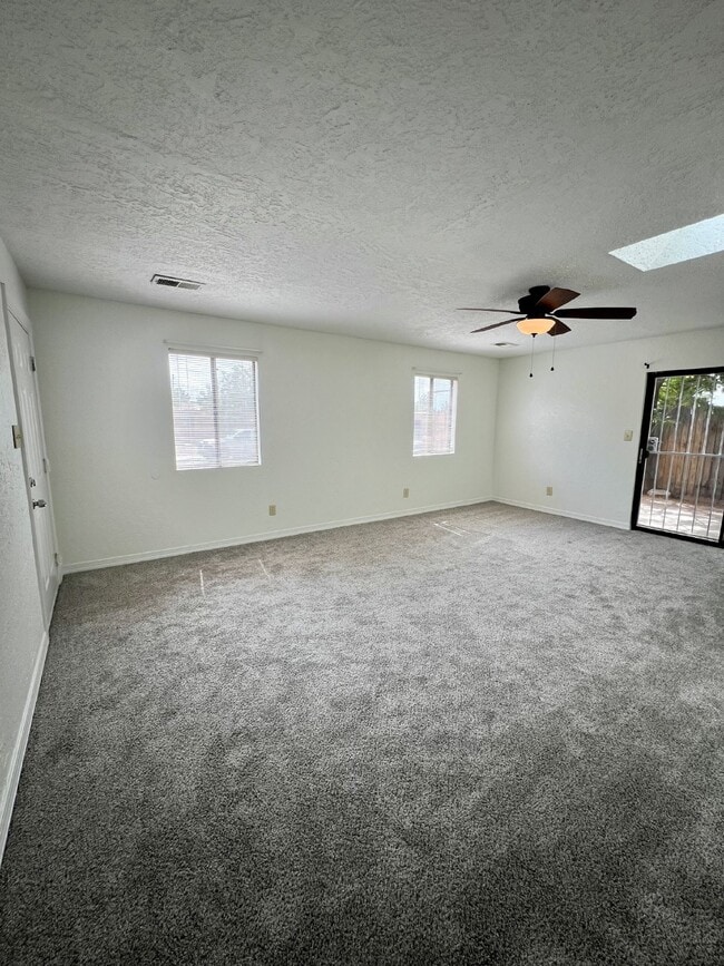 Building Photo - 2 bedroom / 1 bath close to KAFB and I-25 Move-in Special!