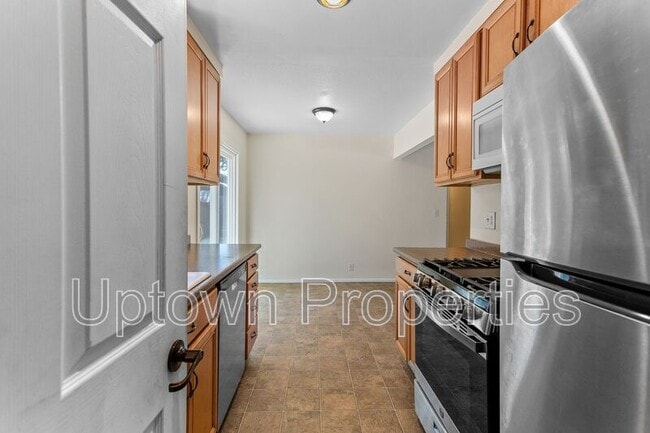 Building Photo - 16620 SW Oak St