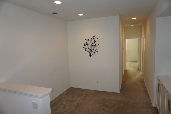 Building Photo - Beautiful 3 Bedroom 2.5 Bathroom Townhome ...