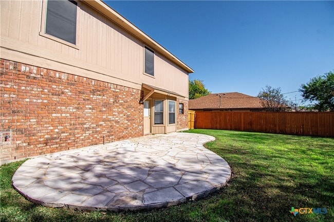 Building Photo - 2104 Corona Dr