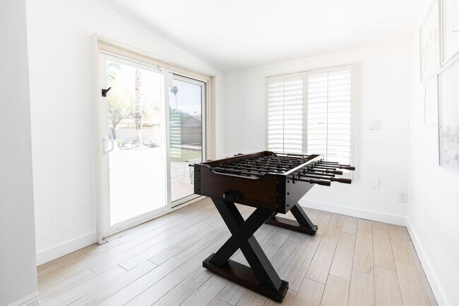 Building Photo - 2199 Sq Ft 4 bedroom 2 bath with Pool & Pool Table - Under Market Rate!