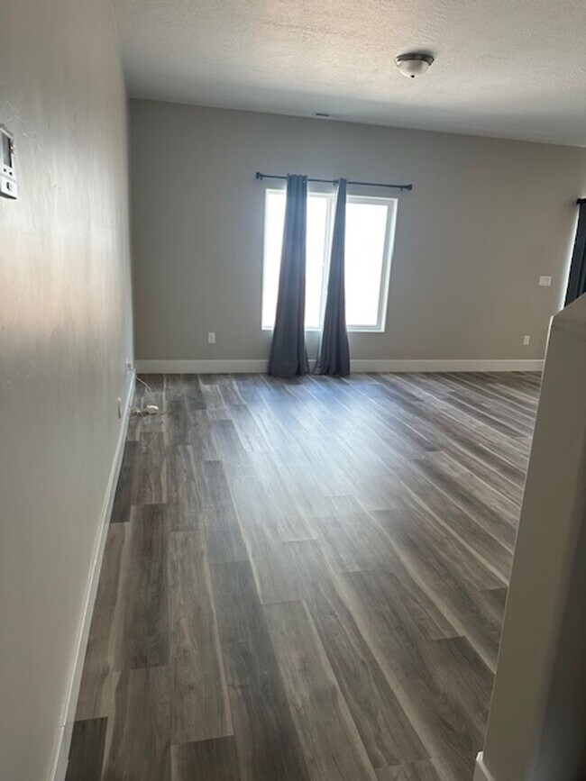 Building Photo - Amazing 3 bed, 2.5 bath with 2 car garage townhome!