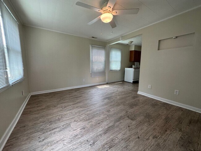 Building Photo - 1528 Redwood Dr
