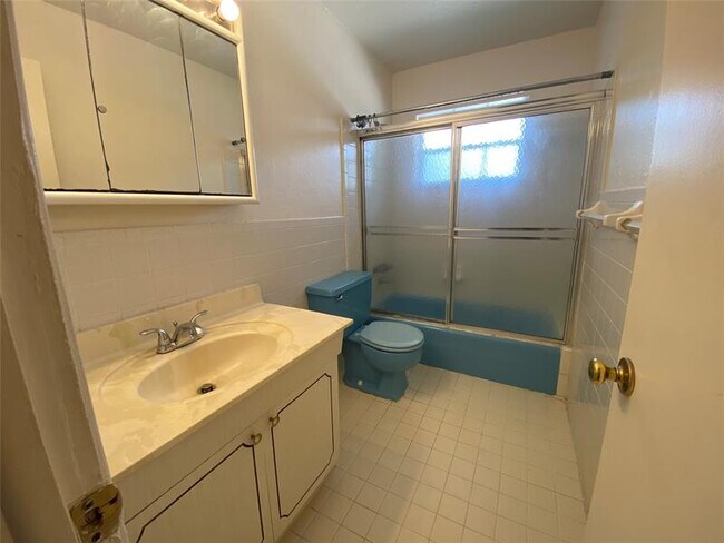 Building Photo - 310 SW 11th Ct