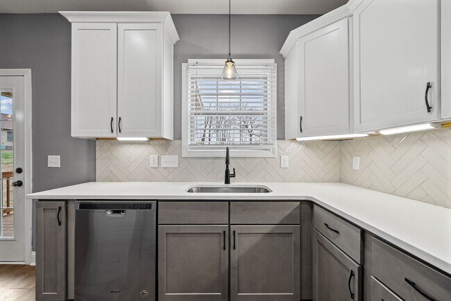 Building Photo - Pet Friendly Four Bedroom!