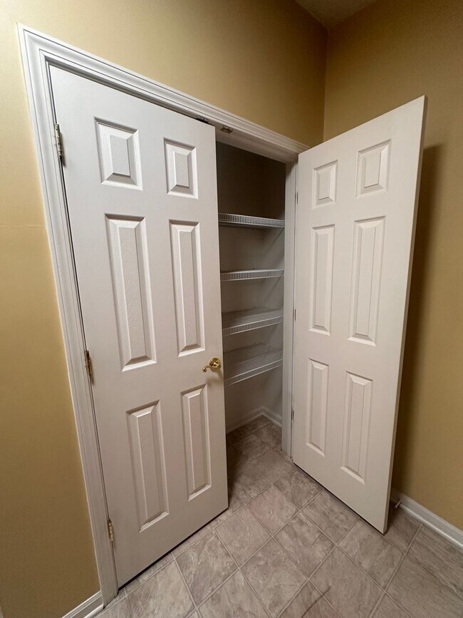 Building Photo - Spacious 2BR Condo with Flex Space & Private Balcony in Crestwood’s Madison Park