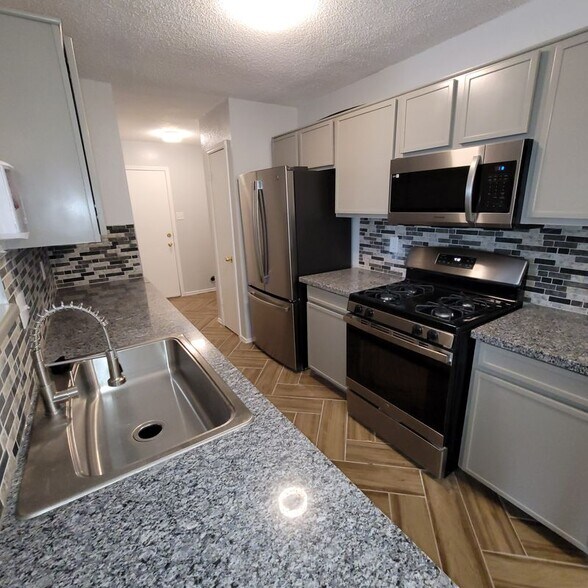 Building Photo - 1306 York Castle Dr