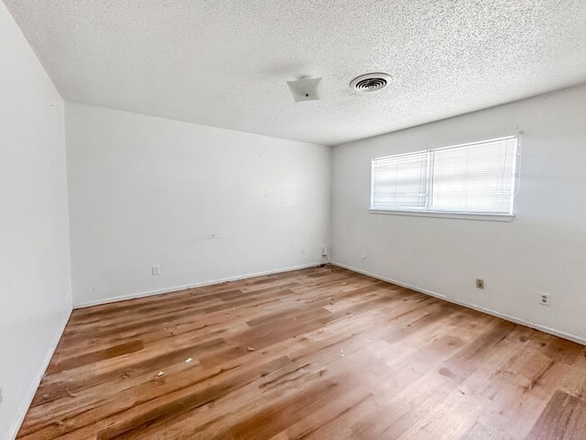 Building Photo - 709 E Sunset Cir