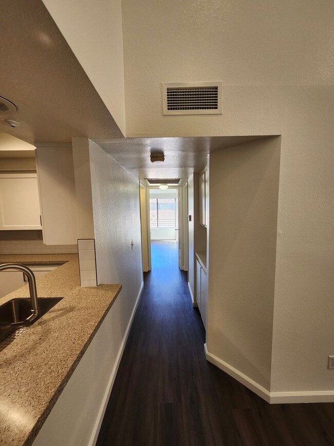 Building Photo - Beautiful 2-Bedroom Condo in Phillips Ranch