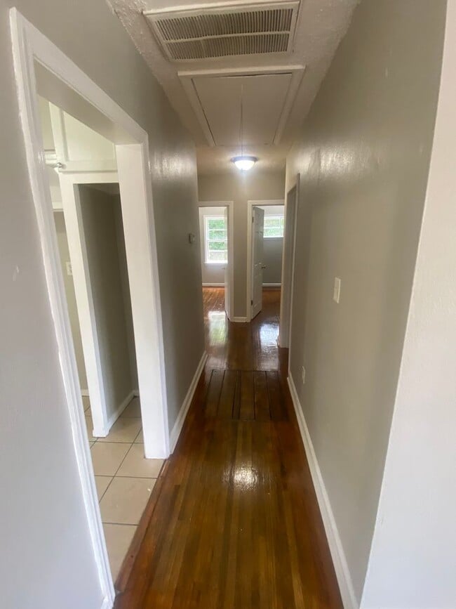 Building Photo - **ON HOLD*3 Bedroom / 1 Bathroom Home for ...