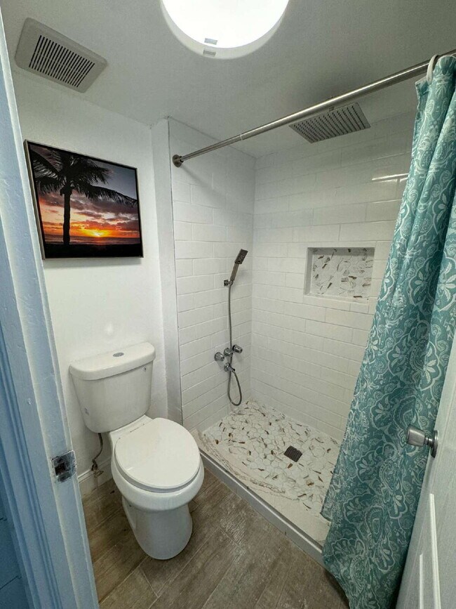 Building Photo - OCEANFRONT STUDIO NEWELY UPDATED