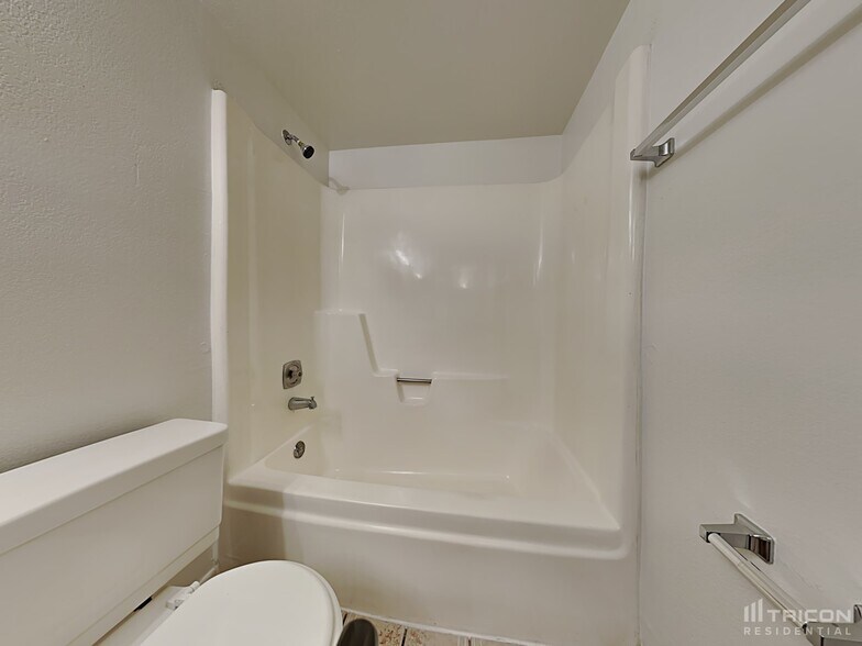 Building Photo - 8838 W Cinnabar Ave