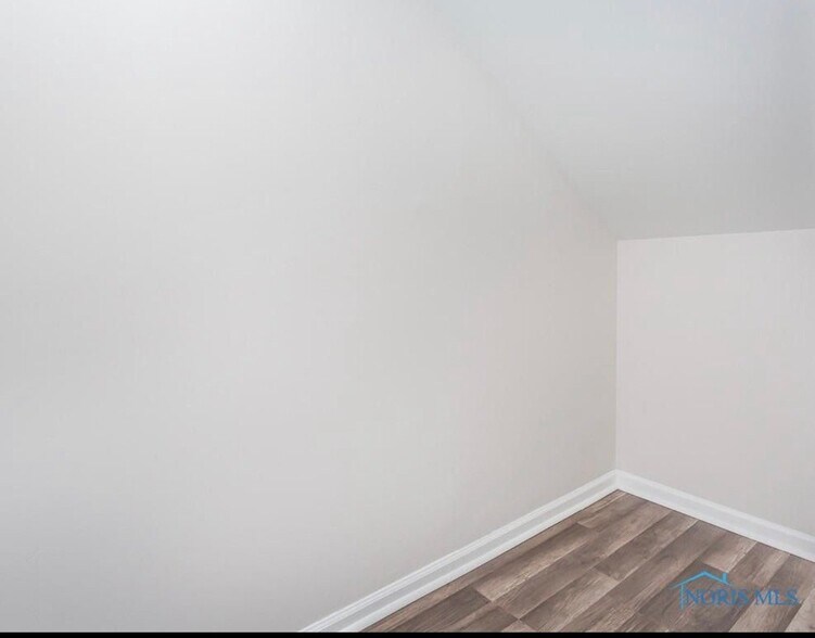 Building Photo - 421 E Streicher St