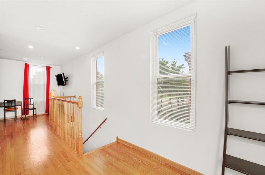 Building Photo - 624 S Oakley Blvd