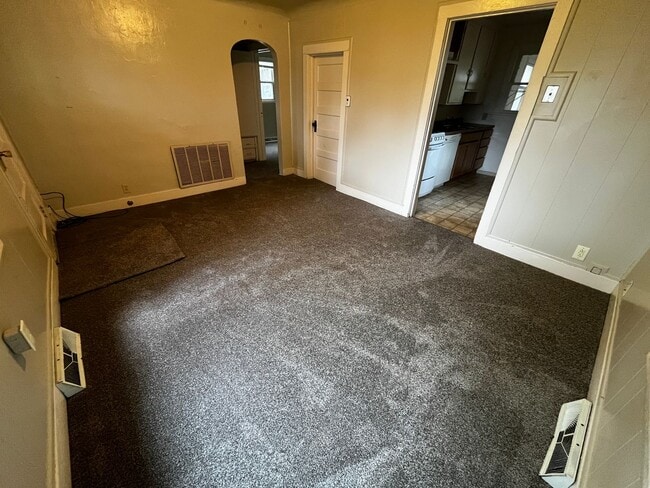 Building Photo - 2-Bed, 1-Bath Home with Detached Garage & Huge Backyard! Pet Friendly (Currently occupied)