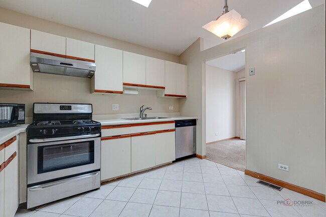 Building Photo - 614 Le Parc Cir