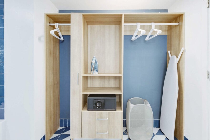 Building Photo - 601 NE 1st Ave