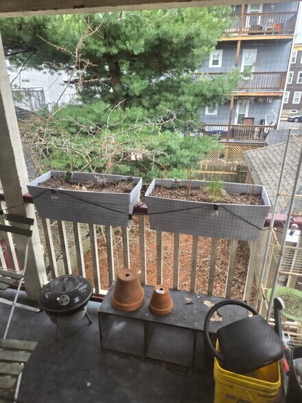 Building Photo - 24 Oak Square Ave