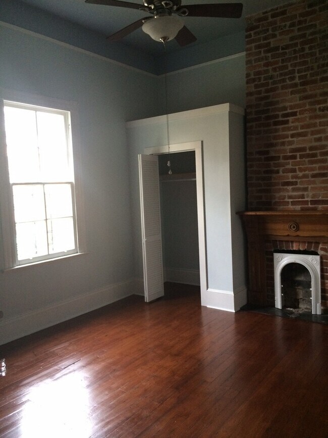 Building Photo - Spacious three bedroom