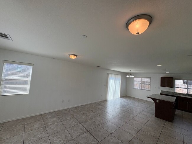 Building Photo - Tulare home move-in ready!