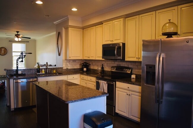 Building Photo - Beautiful Modern 3 Bedroom