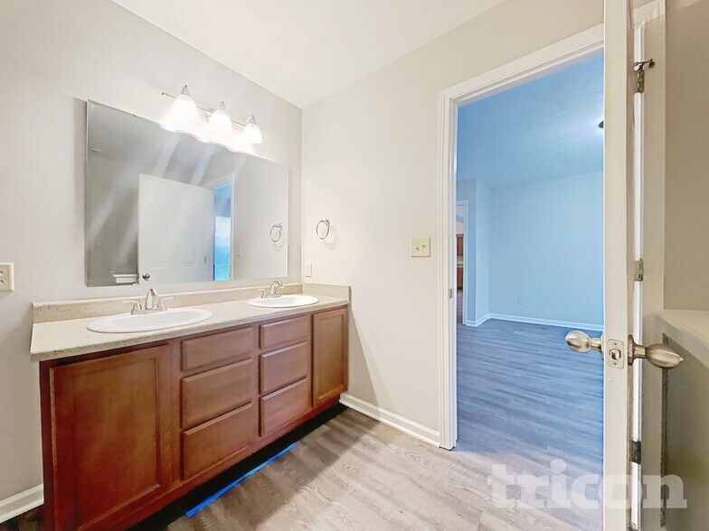 Building Photo - 2291 Hampton Dr