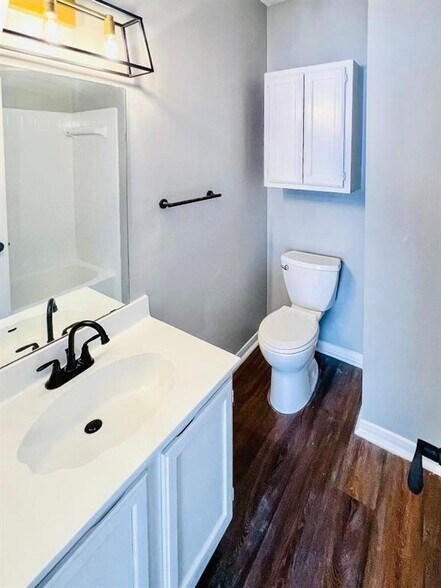 Bathroom 2 - Bathtub - 7284 Regency Square Ct