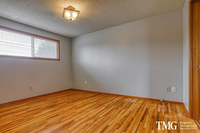 Building Photo - Charming single-family home!