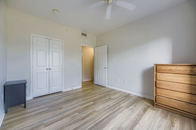 Building Photo - Charming 1 bed/1 bath Condo with Garage- Gated Community with Pool and Fitness Center