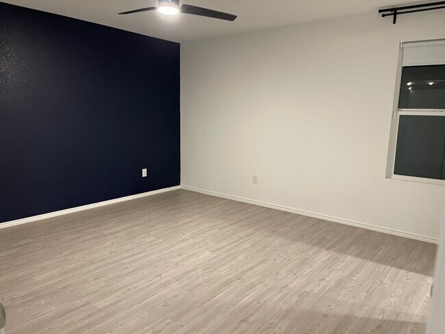 Building Photo - 4127 Cove Fls