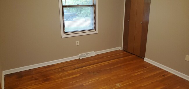 Building Photo - 3 bd, 1 ba house, N Columbia, new paint, f...