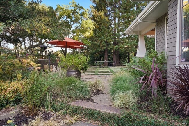 Building Photo - 10 Idlewood Rd