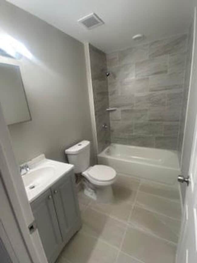 Building Photo - Gorgeous Front Porch Row - Ogontz