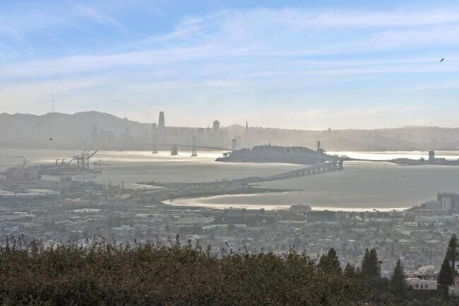 Building Photo - Luxury Living Above The Bay -- Iconic views!
