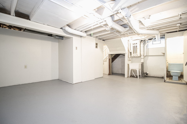 Building Photo - 942 Brinton Dr