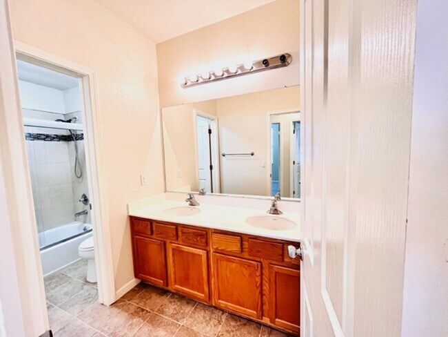 Building Photo - Beautiful 3BD/2.5BA Tri-Level Gallery Walk...