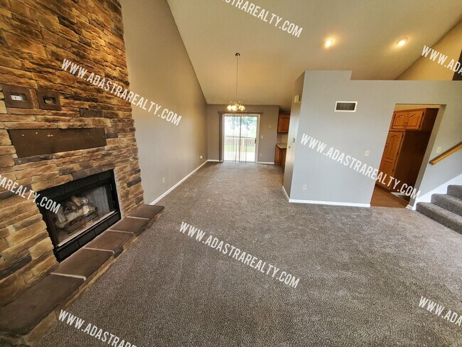 Building Photo - Gorgeous Shawnee Mission NW Home-Coming SO...