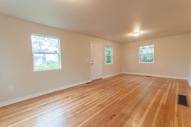 Building Photo - Charming 2-Bedroom, 2-Bathroom House on South Garden Street, Seattle