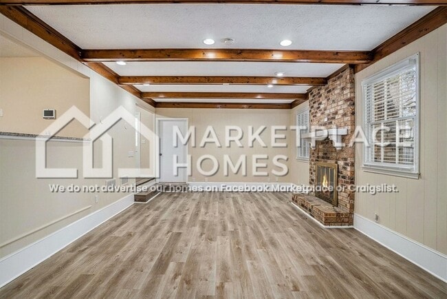 Building Photo - 2105 Pinewood Dr