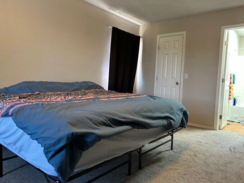 Building Photo - 1501 Coolcrest Dr