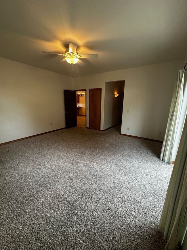 Building Photo - Beautiful 4 bedroom Home located in Centra...