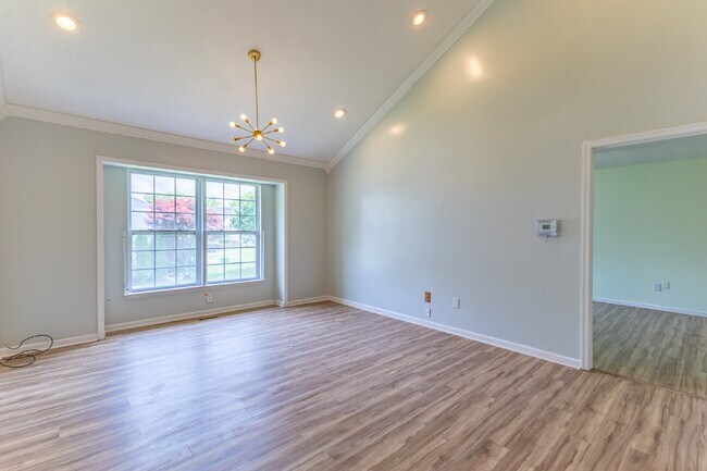 Building Photo - Spacious & Stylish 3-Bedroom Townhome in S...